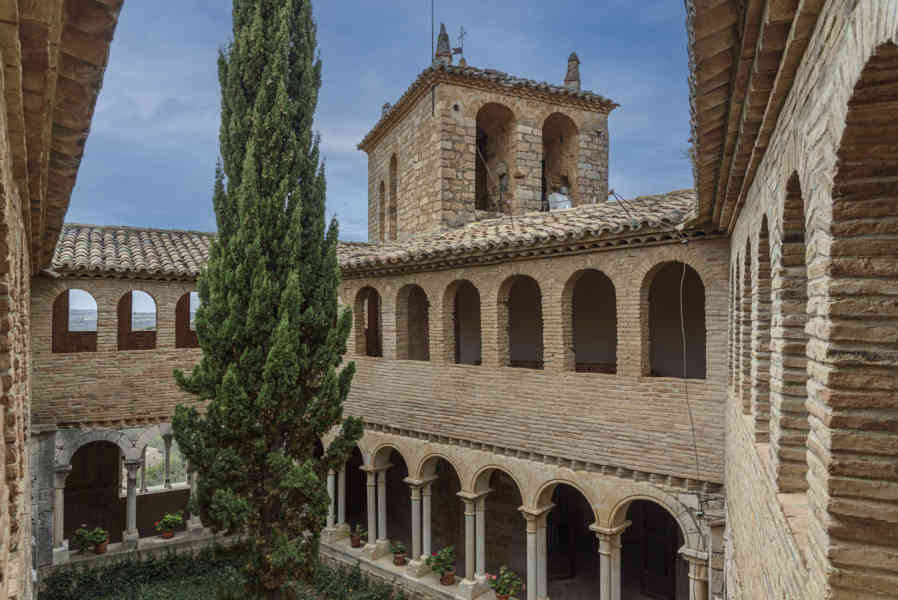 Huesca - Alquézar 27 - castillo y colegiata de Santa María la Mayor de Alquézar.jpg